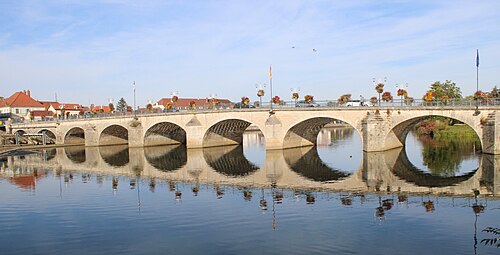 Le pont de pierre franchissant la Saône, construit entre la fin du XVIIIe siècle et le début du XIXe siècle.