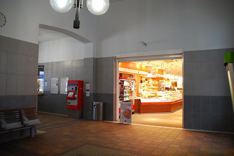 File:Graz Ostbahnhof Wartehalle.JPG