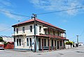 English: Neptune Backpackers (a former pub?) in Greymouth, New Zealand