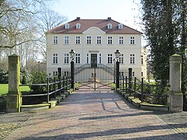 Access to the manor house of Gut Lage