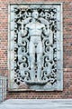 Deutsch: Hochschule für Bildende Künste in Hamburg-Uhlenhorst: Steinzeugrelief Männnliche Aktfigur von Richard Luksch an der Fassade des Nordflügels zum Schmuckhof. This is a photograph of an architectural monument. It is on the list of cultural monuments of Hamburg, no. 21686.