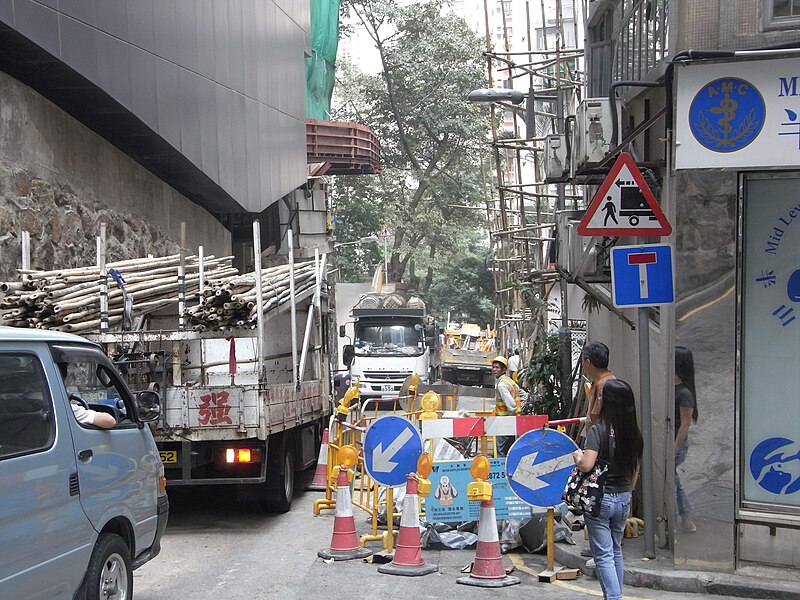 File:HK Mid-levels 卑利街 Peel Street traffic issue Nov-2010 near Mosque Street.JPG