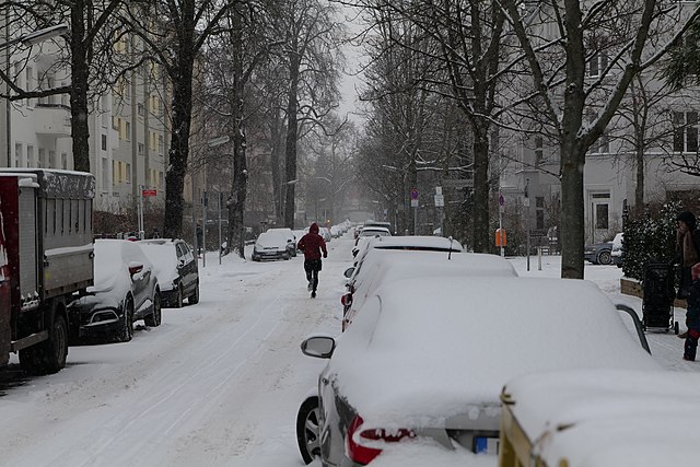 640px-Handjerystraße_Berlin-Friedenau_with_snow_2021-02-08_06.jpg (640×427)