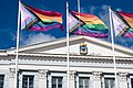 Drapeaux arc-en-ciel "Progress Pride Flag" devant l'hôtel de ville d'Helsinki en Finlande en septembre 2020.