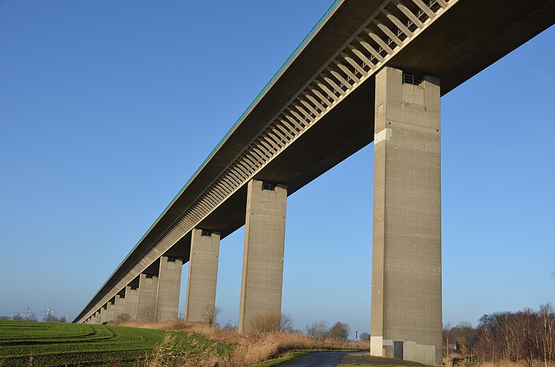 File:Hochbrücke Brunsbüttel Schleusenstadt.jpg