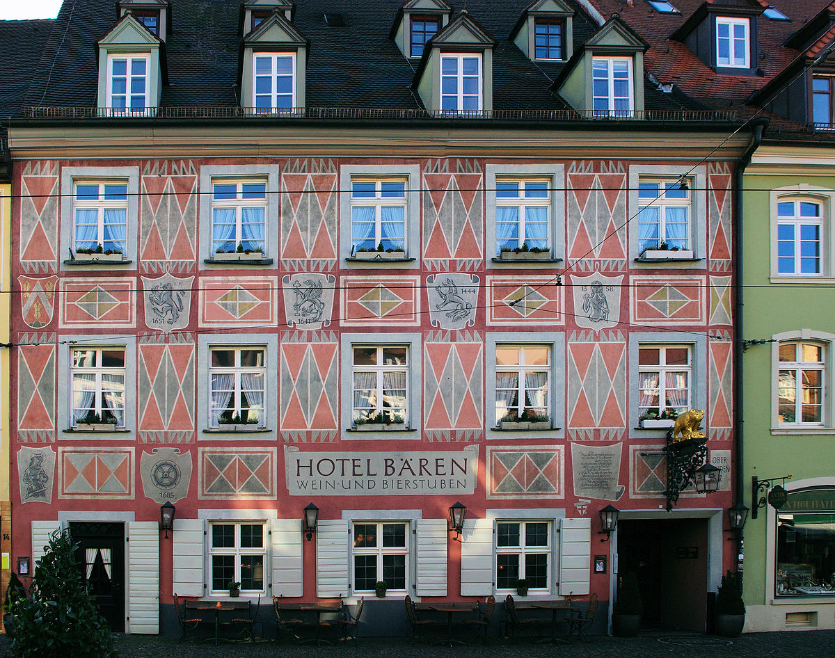 https://upload.wikimedia.org/wikipedia/commons/thumb/b/b8/Hotel_B%C3%A4ren_Freiburg.JPG/1200px-Hotel_B%C3%A4ren_Freiburg.JPG