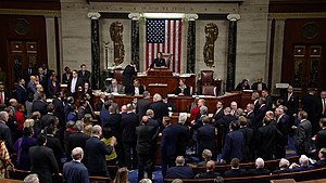 Nancy Pelosi zit een overvolle kamer van het Huis van Afgevaardigden voor tijdens de afzettingsstemming