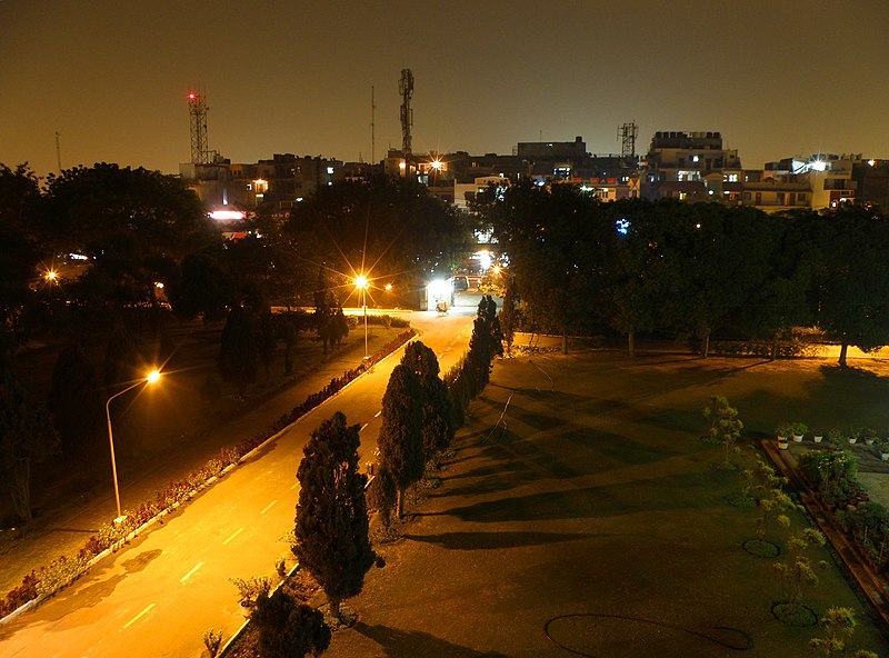 File:ISI Delhi entrance and library lawns at night.JPG