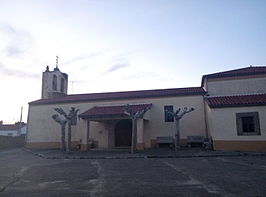 Jižní průčelí farního kostela San Miguel.