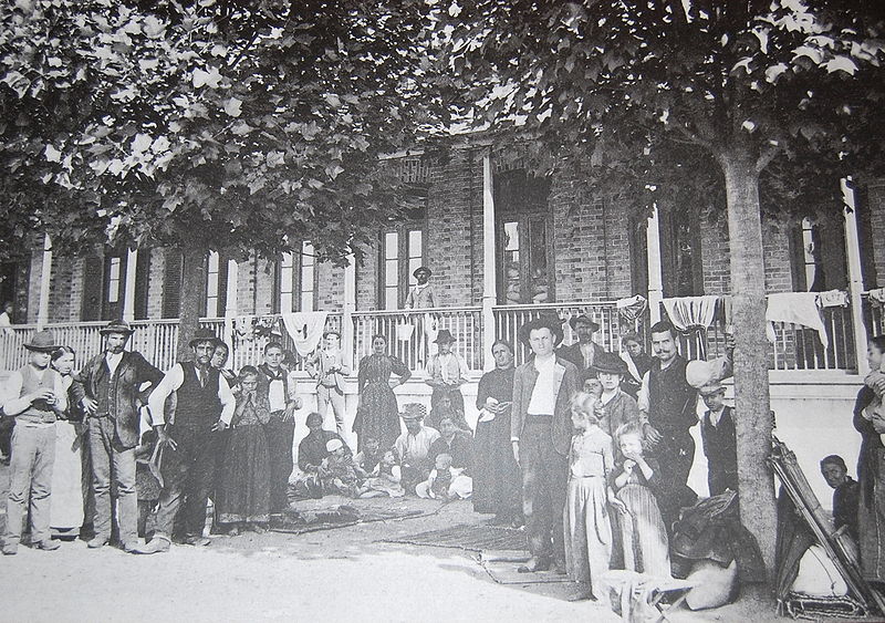 File:Imigrantes no pátio central da Hospedaria dos Imigrantes de São Paulo.jpg