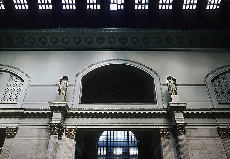 File:In Chicago Union Station - 4 Photos (27142567375).jpg