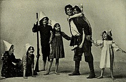 『リップ・ヴァン・ウィンクル』を舞台で演じる俳優ジョゼフ・ジェファーソンと6人の子役たち。1909年のポートレート。