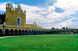 Izamal'daki San Francisco manastırının görünümü.