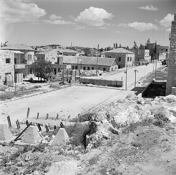 File:Jeruzalem. Wegversperringen in de Propheet Samuelstraat, op de grens tussen Jord, Bestanddeelnr 255-0327.jpg