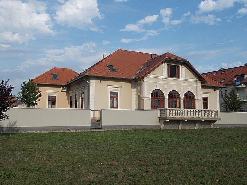 File:Jeszenszky Villa. Listed ID 11615. - Vác.JPG