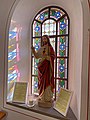 Glasfenster und Skulptur der Kapelle