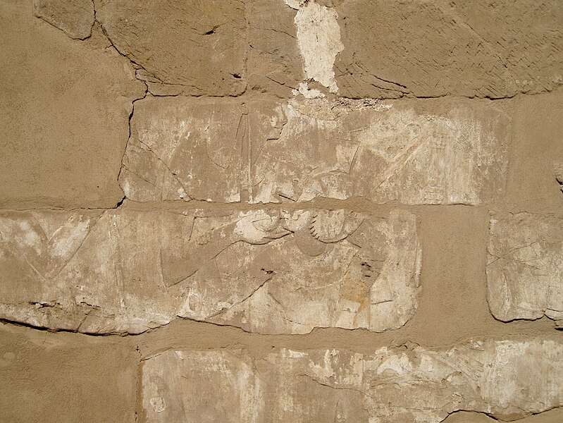 File:Karnak Kapelle Osiris Hekadjet 01.JPG