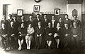 סגל הגימנסיה בשנת 1930; באמצע יושב מנהל המדור לבנות, יהושע פרידמן