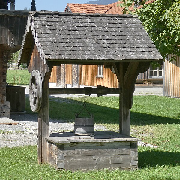 File:Kiefersfelden, Brunnen am Blaahaus, 3.jpeg