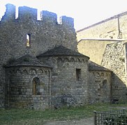 Iglesia románica, vista de las tres absidiolas y las almenas