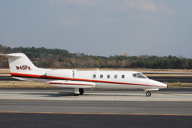 File:Learjet 35A taxiing.jpg