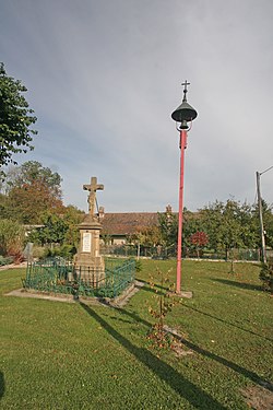 Zvonička a křížek