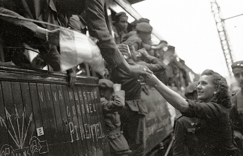 File:Llegada de integrantes de la División Azul a la estación del Norte (5 de 40) - Fondo Car-Kutxa Fototeka.jpg