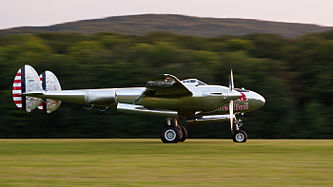 English: Red Bull (The Flying Bulls) Lockheed P-38L Lightning (reg. N25Y, cn 422-8509, built in 1944). Engine: 2 × Allison V1710 (2 × 1.475 hp). Deutsch: Red Bull (The Flying Bulls) Lockheed P-38L Lightning (Reg. N25Y, cn 422-8509, Baujahr 1944). Antrieb: 2 × Allison V1710 (2 × 1.475 PS).