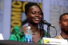 Lupita Nyong'o interprète le personnage via la technique de la capture de jeu d'acteur.