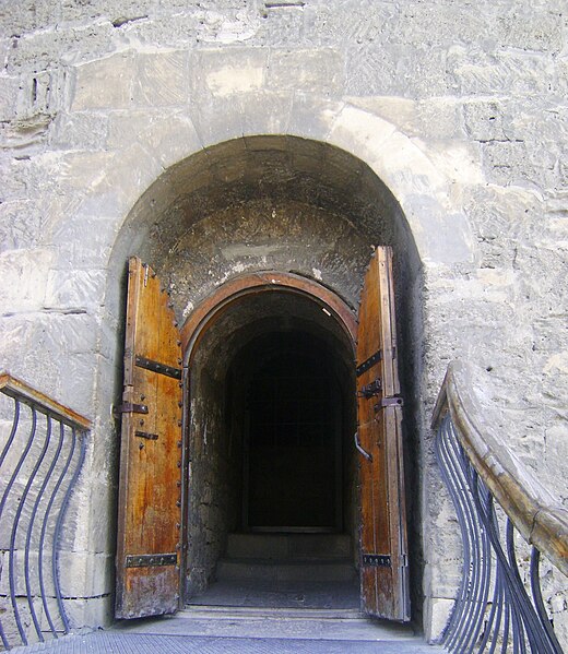 File:Maiden towers entry old city baku azerbaijan.jpg