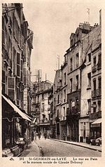 Carte postale publiée vers 1920 montrant la Rue au Pain, Saint-Germain-en-Laye, où se trouve la maison natale de Claude Debussy (maison à droite avec lucarnes et cheminées)