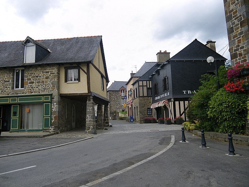 File:Maisons anciennes a tinteniac - panoramio.jpg