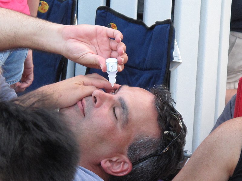 File:Man taking eyedrops.jpg