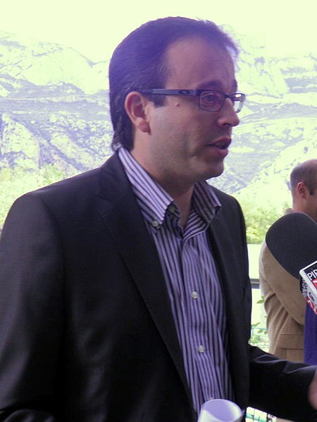 File:Marc Solsona, número 2 de CiU de Lleida al Congrés atenent els mitjans de comunicación els (cropped).jpg