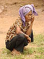 Femme Khmère portant un krama en coiffe.