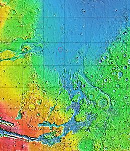 Mit einem roten Kreis markierte Lage des Kraters in der Chryse Planitia (blau eingefärbte Tiefebene im nördlichen Bereich)