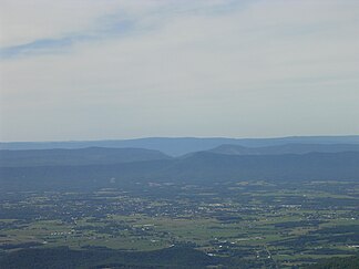 Blick auf den Massanutten Mountain von Osten, Blick vom Hawksbill Peak nach Westen, mit Luray im Vordergrund und dem Great North Mountain im Hintergrund. August 2007.