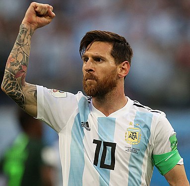 Lionel Messi, con más de diez años como capitán del equipo -desde 2011 hasta hoy-, es el máximo goleador histórico de selecciones sudamericanas, y jugador con más partidos representando a su país. Es el único argentino que ha participado en 5 Mundiales, siendo campeón en 2022 y subcampeón en 2014, ganando el galardón de mejor jugador del torneo en ambas ocasiones. Con 26 partidos, es el futbolista en el mundo con mayor número de cotejos disputados en dicha competencia y el goleador albiceleste con 13. Además fue Campeón Olímpico en 2008, de América en 2021, y de la Copa de Campeones Conmebol-UEFA en 2022. Muchos sostienen que es el mejor jugador de la historia del fútbol.[1]​