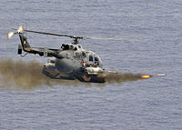 L'hélicoptère mexicain BO-105 Bolkow tire des roquettes explosives de 2,75 pouces sur l'ex-USS Connolly (DD 979).jpg