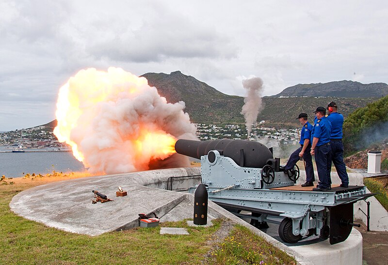 File:Middle North Battery Simon's Town 9 inch Gun firing 24th September 2014 v2.jpg