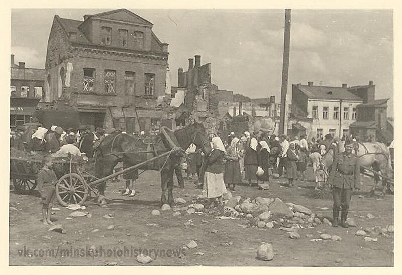 File:Miensk, Nizki Rynak-Zamkavaja. Менск, Нізкі Рынак-Замкавая (1941).jpg