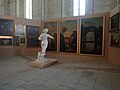 Vue de l'exposition Mirabilis dans la grande chapelle du Palais des Papes à Avignon