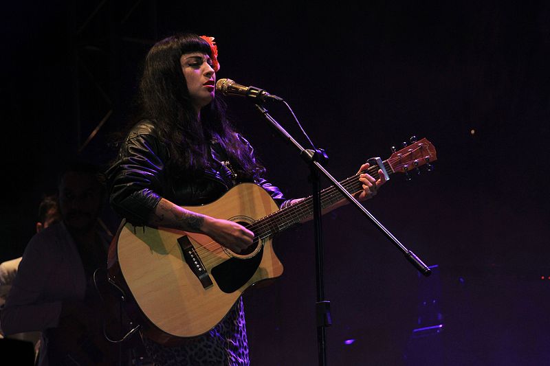 File:Mon Laferte en Querétaro (28553838201).jpg