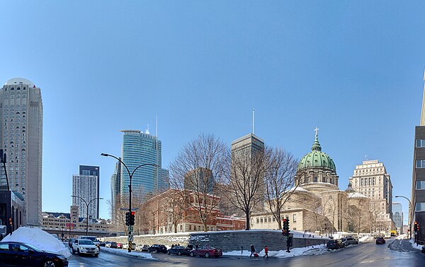 Vue de Montréal, coin des rues Mansfield et De La Gauchetière. On y aperçoit le 1250 à l'arrière-plan, ainsi que la Tour CIBC, la basilique-cathédrale Marie-Reine-du-Monde, le Château Champlain et de l'édifice Sun Life.