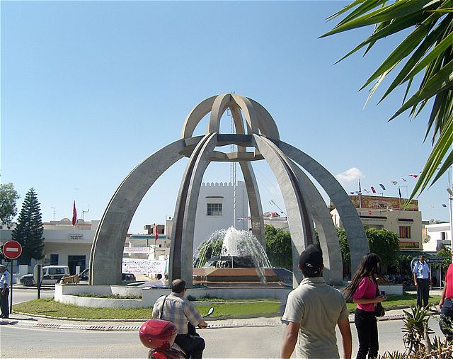 Monumento no centro de Korba