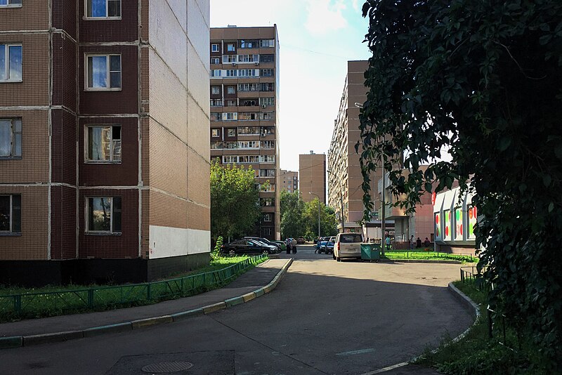 File:Moscow, Kurganskaya Street 6 inside block (30842307174).jpg