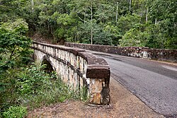 Mt Spec Jalan dan Sedikit Kristal Ck Jembatan Paluma, 2016.jpg