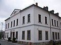 Ehemaliges Herrenhaus (Nr. 11) eines Rittergutes, jetzt Museum, mit Nebengebäude (Nr. 11a), Pechpfanne und vier Steinkreuze