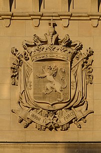 Armes d'État de la Belgique sur la façade de la gare de Namur. (définition réelle 2 266 × 3 420)