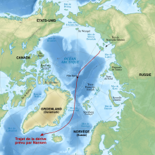 Parte del globo centrada en el Polo Norte, que muestra las masas de tierra de Eurasia y América, así como Groenlandia, Spitsbergen y las islas de Nueva Siberia.  La deriva teórica está representada por una línea que parte de las islas de Nueva Siberia, pasa por el Polo Norte y termina en el Océano Atlántico entre Spitsbergen y Groenlandia.